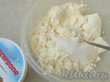 К протёртому творогу добавить 100 грамм сливок, половину сахара и маскарпоне. Хорошо перемешать.
