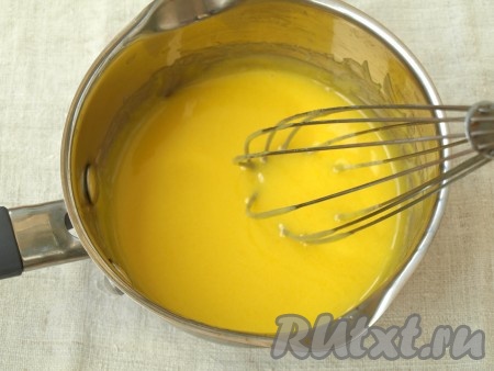 Затем в яичную массу добавить оставшиеся сливки и ванилин. Поставить массу на огонь и при постоянном помешивании довести до кипения, но не кипятить. Масса сначала побелеет, затем начнёт загустевать и станет жёлтой.
