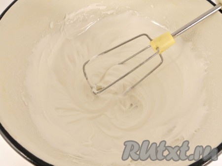 Приготовление глазури: 2 белка взбить миксером до устойчивой пены. Постепенно добавить сахарную пудру и лимонный сок. Взбивать до устойчивых пиков.