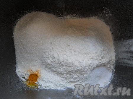 Добавить просеянную муку, по углам разместить соль, сахар, ванилин, растительное масло и куркуму.