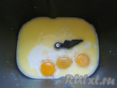 Желтки отделить от белков (белки поместить в разные ёмкости - 2 белка в одну, 1 белок в другую). К смеси из молока и масла добавить желтки, немного расколотить их вилкой.
