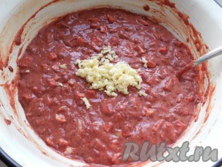 Снова перемешать и добавить чеснок, пропущенный через пресс.
