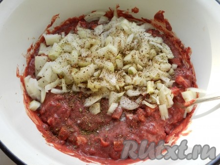 Лук порезать и также добавить к печени. Посолить все, поперчить, добавить специи и кориандр.