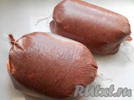 Еще раз тщательно перемешать массу и выложить в полиэтиленовые пакеты, плотно утрамбовать фарш, связать с двух сторон нитками.