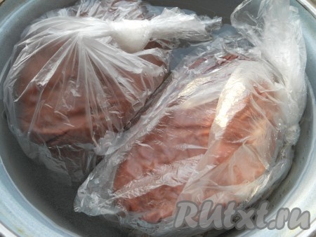 Сложить колбаски в кастрюлю, залить холодной водой. Поставить на огонь, довести до кипения, после чего варить колбасу 1 час.