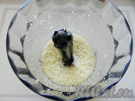 С помощью блендера смолоть миндаль, как можно мельче.