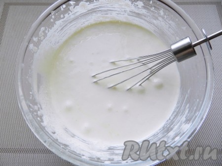 Взбить желтки с оставшимся сахаром и щепоткой соли в пышную белую пену. Чтобы желтки хорошо взбились и сахар быстрее растворился, можно взбивать их на водяной бане.