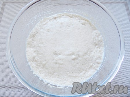 Молоко подогреть до 38-40 градусов, вылить в глубокую миску, добавить 2 столовых ложки сахара, тщательно перемешать, чтобы сахар растворился, затем всыпать дрожжи, хорошо перемешать и оставить в тёплом месте на 10 минут. Затем в получившуюся смесь просеять 250 грамм муки, перемешать чтобы не было комков. Накрыть миску полотенцем и оставить опару для подхода в тёплом месте на 20-30 минут. Опара за это время должна увеличиться в два раза.