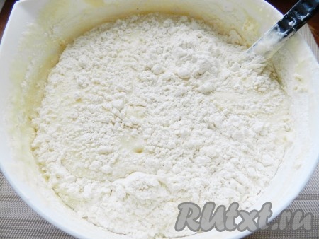 Небольшими порциями добавляя оставшуюся просеянную муку и тщательно вмешивая её, замесить мягкое, эластичное тесто. Тесто обязательно нужно очень хорошо вымесить (в общей сложности тесто нужно вымешивать руками не менее 7-8 минут). Лишнюю муку добавлять не нужно, если тесто прилипает, можно немного смазать руки растительным маслом.