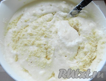 Затем вмешать молотый миндаль.