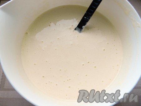 Добавить взбитые желтки в подошедшую опару, влить растопленное сливочное масло (масло не должно быть горячим, то есть его надо растопить и остудить), перемешать лопаткой.