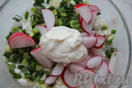 Редис вымыть, обрезая кончики с двух сторон, затем нарезать на достаточно тонкие полукружочки. В салат из творога и зелени добавить редиску, сметану, посолить по вкусу.