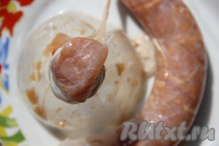 Свиные кишки промыть водой (можно промыть кишки под проточной водой, надев их на гусак крана). С помощью специальной насадки на мясорубку для колбасы начинить кишку мясом (для этого нужно один конец кишки завязать, а другой конец кишки надеть на насадку мясорубки). Если нет такой специальной насадки, тогда можно отрезать верхнюю часть пластиковой бутылки с горлышком и её использовать, как воронку, надев на горлышко один конец кишки, а другой конец кишки нужно будет завязать на узел - получится очень простое приспособление, через которое можно достаточно просто наполнить кишку мясом.