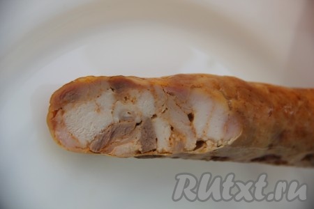 Выложить подготовленную домашнюю куриную колбасу на противень, застеленный пергаментом, и запечь в духовке, прогретой до 180 градусов, в течение 30-50 минут (до образования красивой и румяной корочки). У меня была кишка не очень толстая, поэтому я запекала колбасу 30 минут, если у вас будут более толстые колбаски, тогда увеличьте время запекания до 50 минут.