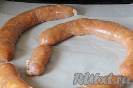 Наполнять кишки нужно не очень плотно. Если хотите получить маленькие колбаски, тогда&nbsp; перекрутите кишку в нескольких местах. Когда домашняя колбаска из курицы уже будет сформирована, то есть помещена в кишки и завязана с двух сторон, нужно будет иголкой сделать в оболочке по всей длине колбасы проколы. Благодаря проколам, оболочка не лопнет в процессе запекания в духовке.