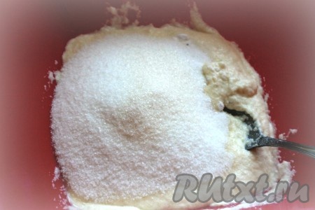 Затем всыпать сахар и соду, перемешать тесто.