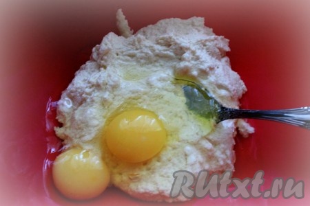 По прошествии времени в смесь кефира и манки добавить яйца и перемешать.