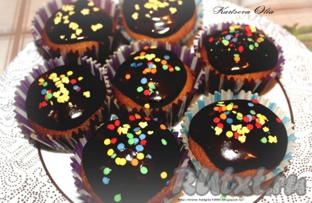 Остывшие манные кексы покрыть глазурью и посыпать, по желанию, кондитерской посыпкой, орехами, цукатами или кокосовой стружкой.