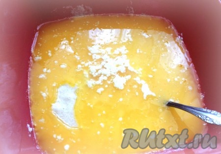 Сливочное масло растопить, дать ему немного остыть и влить в тесто, снова перемешать.