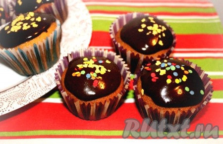 Кексы, приготовленные с манкой на кефире, неизменно получаются очень вкусными, аппетитными, они великолепно сочетаются с чаем или кофе.