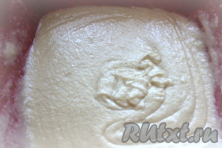 Добавляя муку, не забывайте ориентироваться на консистенцию теста для кексов. Тесто должно получиться по консистенции, как в меру густая сметана.