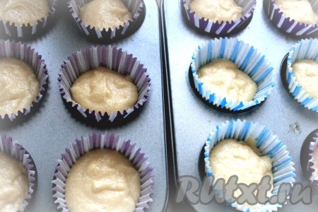 Бумажные вкладыши вставить в формы для кексов, разложить тесто, заполняя формы на 2/3 объёма. Если нет бумажных вкладышей, можно смазать формы растительным маслом. Выпекать манные кексы, замешанные на кефире, в разогретой духовке минут 20-30 минут при температуре 180 градусов.