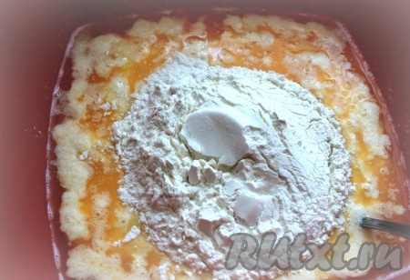 Затем частями всыпать муку, хорошенько перемешать.