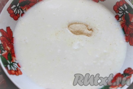 Манку заранее залить кефиром, перемешать и оставить на 10-20 минут.