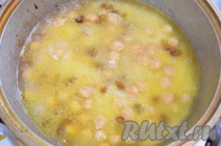 Залить кипятком. На сильном огне пусть выпарится вся жидкость. Потом накрыть крышкой и томить на самом медленном огне 20 минут.
