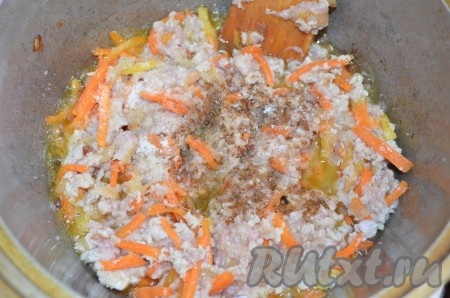 Посолить (1 чайная ложка соли), добавить зиру.
