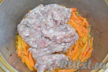 Затем добавить фарш. Жарить до выпаривания жидкости и еще 3-5 мин.&nbsp;