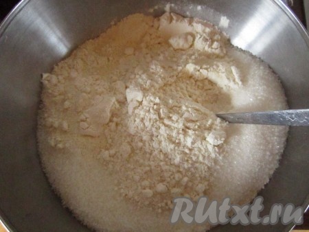 Теперь быстренько перемешаем сухие составляющие - муку, &nbsp;манку и сахар.