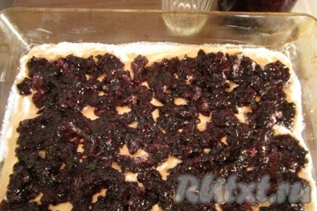 Поверх сухого слоя выложим слой протёртых ягод&nbsp;(у меня - чёрная смородина, но можно взять любые свежие или замороженные и измельчить их в блендере). Разровняем.
