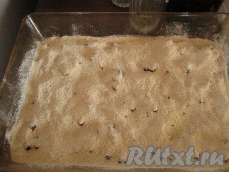 На ягодный слой высыпем оставшуюся сахарно-мучную смесь. Разровняем.
