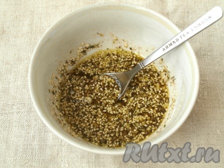 Приготовить заправку: смешать соль, ароматные травы и приправу для рыбы. Нарезать мелко чеснок. Добавить обжаренный кунжут и оливковое масло.