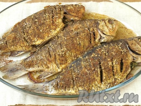 Разогреть духовку до 200 градусов и запекать карасей 40 минут.