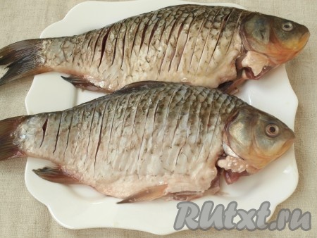 Карасей почистить, удалить внутренности, жабры и желчь. Вдоль всего хребта сделать перпендикулярные надрезы, для того чтобы как можно меньше чувствовались мелкие косточки.
