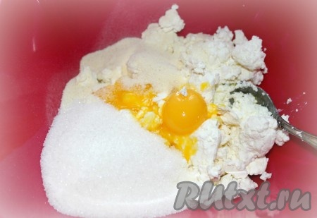 В объёмную миску выложить творог, добавить желтки, манку и сахар.