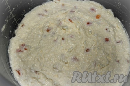 Чашу мультиварки смазать сливочным маслом. Творожную массу выложить в чашу, разровнять, включить режим мультиварки "Выпечка" на 45 минут, крышку закрыть.