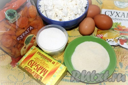 Подготовить необходимые продукты для приготовления творожного пудинга с курагой в мультиварке.