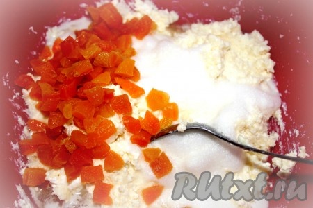 По желанию, можно добавить в творожную массу сухофрукты. Я добавила курагу, предварительно её промыв, обсушив и нарезав на мелкие кусочки. Белки и курагу перемешать с творожной массой с помощью ложки до однородности.