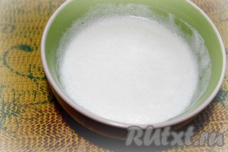 Белки взбить миксером, добавить к творожной массе.