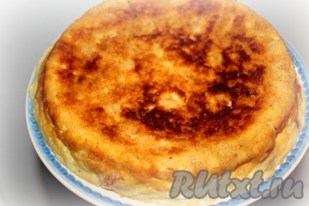 После сигнала творожный пудинг оставить в мультиварке ещё на 30 минут, крышку не открывать. Затем переложить пудинг из чаши мультиварки на тарелку и дать немного остыть.