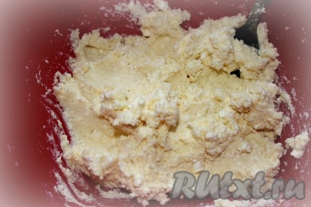 С помощью вилку размять творожную массу до однородности.