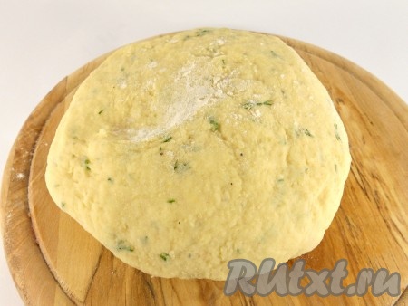 Тесто будет немного липнущее, поэтому его нужно понемногу присыпать мукой.