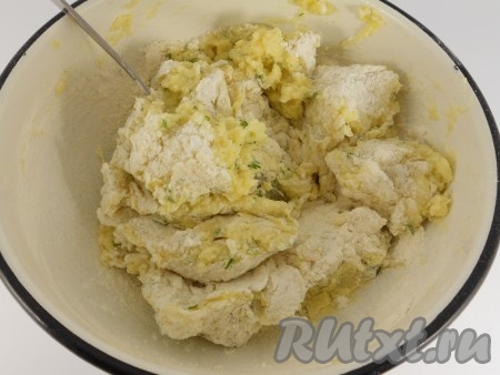 После этого постепенно всыпать просеянную муку, замесить тесто.