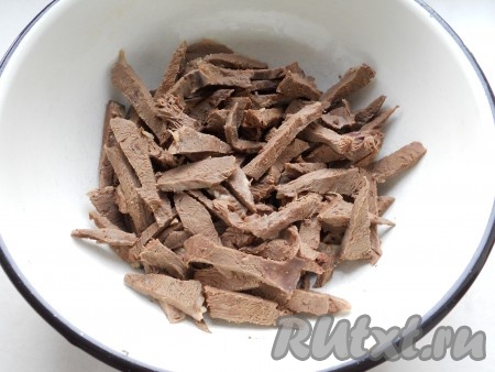 Сердце остудить. 300 грамм отварного сердца порезать брусочками (жир срезать).
