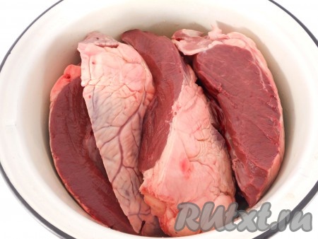 Говяжье сердце хорошо помыть, разрезать на части, сложить в кастрюлю. Залить холодной водой, довести до кипения, снять пену, воду посолить и варить на слабом огне до готовности (около 1,5-2 часов).