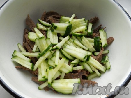 Добавить порезанный такими же брусочками свежий огурец.