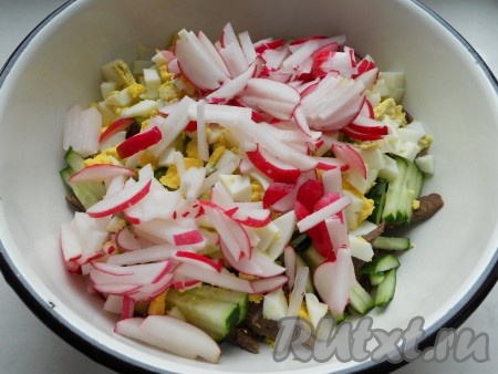 Яйца отварить и остудить. Очистить и порезать кубиками. Редис порезать длинными брусочками. Добавить яйца и редис к остальным продуктам.